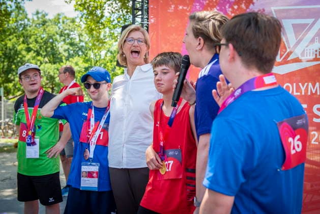 17.06.2026, Saarland, Saarbrücken. Ministerpräsidentin Anke Rehlinger besucht am Mittwoch die Leichtathletikwettkämpfe der Special Olympics im Stadion am Kieselhumes.