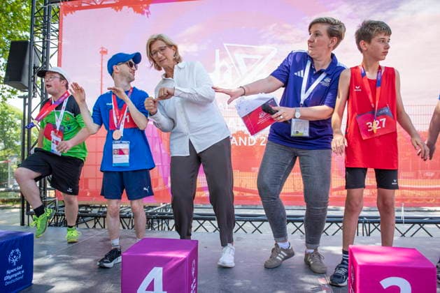 17.06.2026, Saarland, Saarbrücken. Ministerpräsidentin Anke Rehlinger besucht am Mittwoch die Leichtathletikwettkämpfe der Special Olympics im Stadion am Kieselhumes.