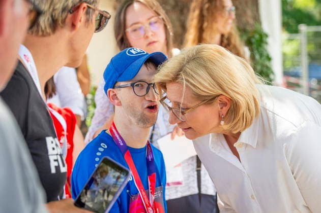 17.06.2026, Saarland, Saarbrücken. Ministerpräsidentin Anke Rehlinger besucht am Mittwoch die Leichtathletikwettkämpfe der Special Olympics im Stadion am Kieselhumes.