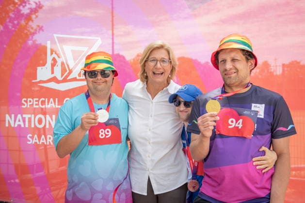 17.06.2026, Saarland, Saarbrücken. Ministerpräsidentin Anke Rehlinger besucht am Mittwoch die Leichtathletikwettkämpfe der Special Olympics im Stadion am Kieselhumes hier mit den AWO Medaillengewinnern Emre Atilgan (li.) und Pierre Verwaayen (re.)