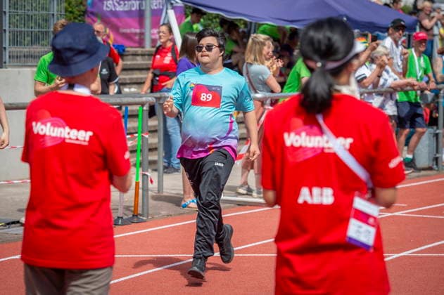 17.06.2026, Saarland, Saarbrücken. Emre Atilgan tritt am Mittwoch bei den Leichtathletikwettkämpfen der Special Olympics im Stadion am Kieselhumes im 100 Meter Lauf an.