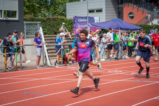 17.06.2026, Saarland, Saarbrücken. Pierre Verwaayen gewinnt am Mittwoch bei den Leichtathletikwettkämpfen im Stadion am Kieselhumes Gold im 100 Meter Lauf .