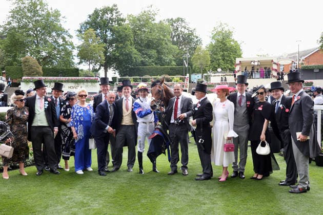 17.06.2026, Ascot, Windsor, GBR - Limestone with Dylan Browne McMonagle and connection after winning the Queen s Vase. Ascot racecourse. (Pferd, Jockey, Limestone, McMonagle, Sieg) 260617D549ROYAL_ASCOT.JPG