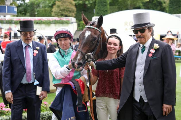 17.06.2026, Ascot, Windsor, GBR - Blue Bolt with Colin Keane and owner Prince Saud bin Khalid (right) after winning the Duke Of Cambridge Stakes. Ascot racecourse. (Pferd, Jockey, Blue Bolt, Keane, Sieg, Besitzer, Saud) 260617D563ROYAL_ASCOT.JPG