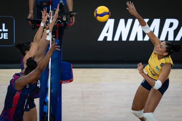 France v Brazil - Volleyball Nations League ANKARA, TURKIYE - JUNE 17: Tainara Santos (R) of Brazil competes against France during the Volleyball Nations League (VNL) match between France and Brazil at Ankara Sports Hall in Ankara, Turkiye on June 17, 2026. Ahmet Serdar Eser Anadolu Ankara Turkey. Editorial use only. Please get in touch for any other usage.  Copyright: x2026xAnadoluxAhmetxSerdarxEserx