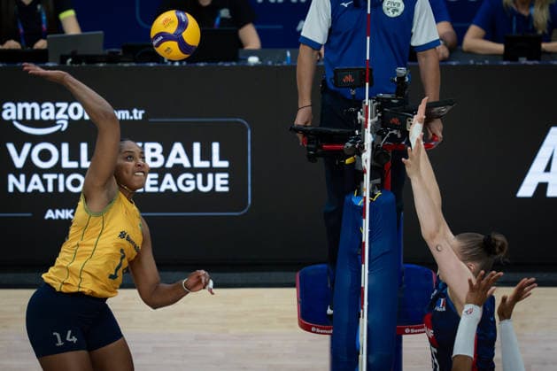 France v Brazil - Volleyball Nations League ANKARA, TURKIYE - JUNE 17: Ana Cristina (L) of Brazil competes against France during the Volleyball Nations League (VNL) match between France and Brazil at Ankara Sports Hall in Ankara, Turkiye on June 17, 2026. Ahmet Serdar Eser Anadolu Ankara Turkey. Editorial use only. Please get in touch for any other usage.  Copyright: x2026xAnadoluxAhmetxSerdarxEserx