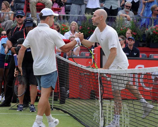 Tennis - HSBC Queen™s Club Championships - Men s ATP, Tennis Herren Tour 500 Tournament - Queen™s Club, London - Wednesday 17th June 2026 Men™s Singles, Second Round; Andy Murray Arena: Adrian Mannarino (FRA) vs. Arthur Fery (GBR) Mannarino congratulates Arthur Fery at the net COLORSPORT ANDREW COWIE 