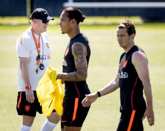 KANSAS CITY - Netherlands coach Ronald Koeman, Virgil van Dijk of the Netherlands, and Marten de Roon of the Netherlands during a training session of the Dutch national team, Nationalteam at the KC Current Training Facility on June 17, 2026, in Kansas City. The Dutch national team is preparing for the match against Sweden at the FIFA World Cup, WM, Weltmeisterschaft, Fussball KOEN VAN WEEL ANP xVIxANPxSportx xxANPxIVx 561265226 originalFilename: 561265226.jpg