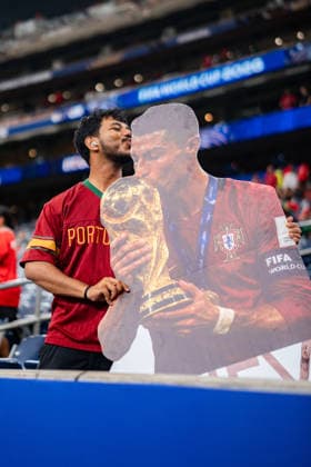 FIFA Fussball Weltmeisterschaft 2026, Gruppe K, Spiel 1, Portugal vs. DR Kongo, 17.06.2026 im NRG Stadium in Houton, Texas Portugal Fans auf der Tribüne Ronaldo World Champion *** 2026 FIFA World Cup, Group K, Match 1, Portugal vs. DR Congo, June 17, 2026, at NRG Stadium in Houston, Texas; Portugal fans in the stands Copyright: xBahhoxKarax