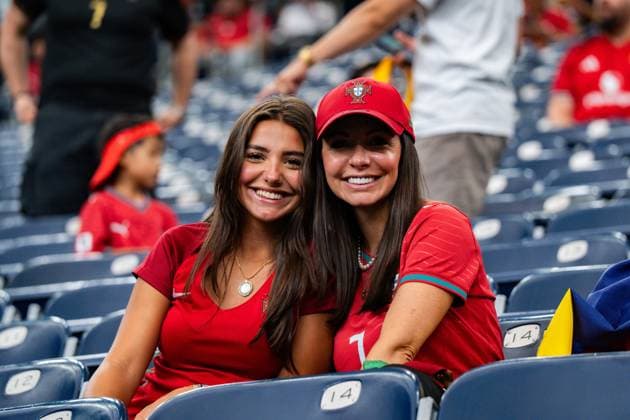 FIFA Fussball Weltmeisterschaft 2026, Gruppe K, Spiel 1, Portugal vs. DR Kongo, 17.06.2026 im NRG Stadium in Houton, Texas Portugal Fans auf der Tribüne, Female Frauen Mädchen Mutter und Tochter *** 2026 FIFA World Cup, Group K, Match 1, Portugal vs. DR Congo, June 17, 2026, at NRG Stadium in Houston, Texas; Portugal fans in the stands Copyright: xBahhoxKarax