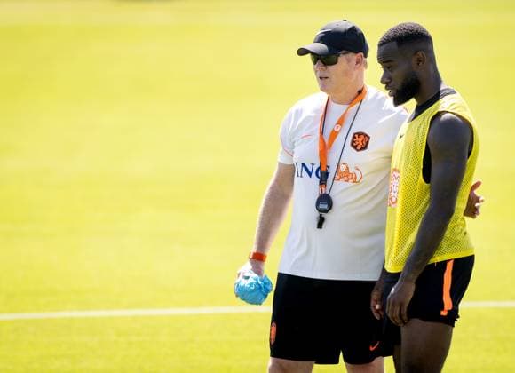 KANSAS CITY - Netherlands coach Ronald Koeman and Lutsharel Geertruida of the Netherlands during a training session of the Dutch national team, Nationalteam at the KC Current Training Facility, on June 17, 2026, in Kansas City. The Dutch team is preparing for the match against Sweden at the FIFA World Cup, WM, Weltmeisterschaft, Fussball KOEN VAN WEEL ANP xVIxANPxSportx xxANPxIVx 561266215 originalFilename: 561266215.jpg