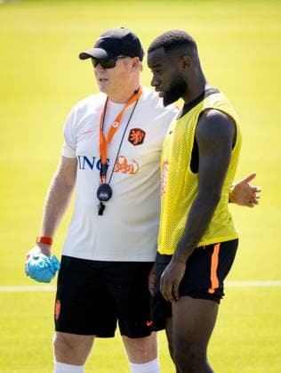 KANSAS CITY - Netherlands coach Ronald Koeman and Lutsharel Geertruida of the Netherlands during a training session of the Dutch national team, Nationalteam at the KC Current Training Facility, on June 17, 2026, in Kansas City. The Dutch team is preparing for the match against Sweden at the FIFA World Cup, WM, Weltmeisterschaft, Fussball KOEN VAN WEEL ANP xVIxANPxSportx xxANPxIVx 561266224 originalFilename: 561266224.jpg