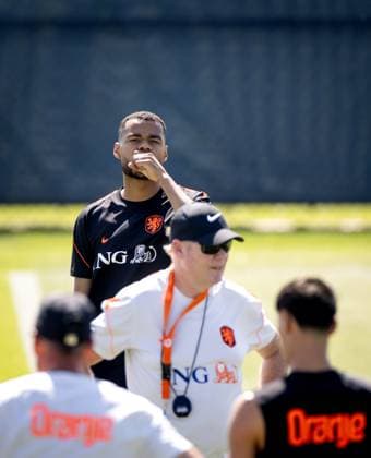 KANSAS CITY - Cody Gakpo of the Netherlands and Netherlands coach Ronald Koeman during a training session of the Dutch national team, Nationalteam at the KC Current Training Facility, on June 17, 2026, in Kansas City. The Dutch team is preparing for the match against Sweden at the FIFA World Cup, WM, Weltmeisterschaft, Fussball KOEN VAN WEEL ANP xVIxANPxSportx xxANPxIVx 561266268 originalFilename: 561266268.jpg