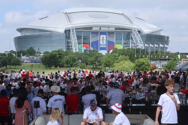 England v Croatia: Group L - FIFA World Cup, WM, Weltmeisterschaft, Fussball 2026 Croatian and England fans are seen in front of Dallas stadium ahead of the FIFA World Cup 2026 Group L match between England and Croatia at Dallas Stadium on June 17, 2026 in Dallas, Texas.  SanjinxStrukic PIXSELL