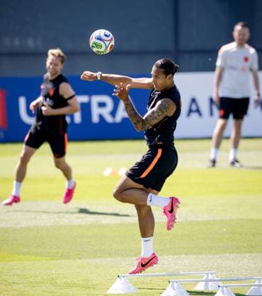 KANSAS CITY - Frenkie de Jong of the Netherlands and Virgil van Dijk of the Netherlands during a training session of the Dutch national team, Nationalteam at the KC Current Training Facility, on June 17, 2026, in Kansas City. The Dutch team is preparing for the match against Sweden at the FIFA World Cup, WM, Weltmeisterschaft, Fussball ROBIN VAN LONKHUIJSEN ANP xVIxANPxSportx xxANPxIVx 561266627 originalFilename: 561266627.jpg