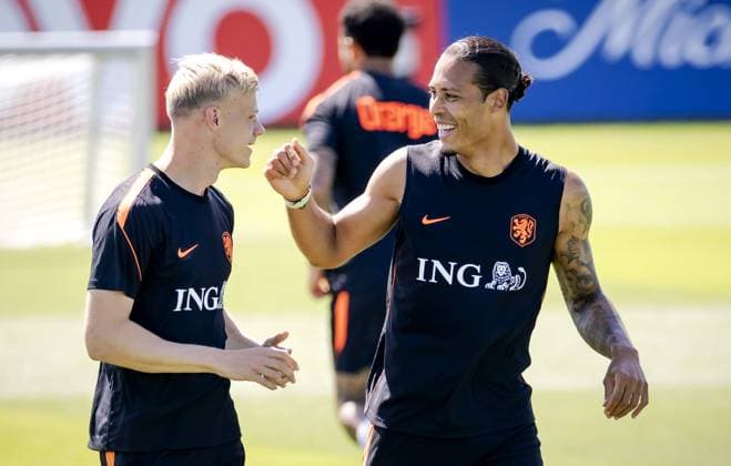 KANSAS CITY - Jan Paul van Hecke of the Netherlands and Virgil van Dijk of the Netherlands during a training session of the Dutch national team, Nationalteam at the KC Current Training Facility, on June 17, 2026, in Kansas City. The Dutch team is preparing for the match against Sweden at the FIFA World Cup, WM, Weltmeisterschaft, Fussball ROBIN VAN LONKHUIJSEN ANP xVIxANPxSportx xxANPxIVx 561266695 originalFilename: 561266695.jpg