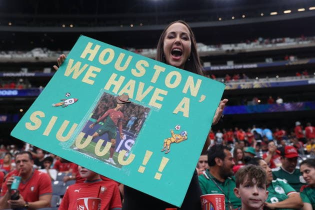 FIFA World Cup, WM, Weltmeisterschaft, Fussball 2026 - Group K - Portugal vs DR Congo Portugal fans pose for photographs prior to the FIFA World Cup 2026 group stage match between Portugal and DR Congo, in Houston, Texas, USA, 17 June 2026. Houston United States  Copyright: xMIGUELxA.xLOPESx