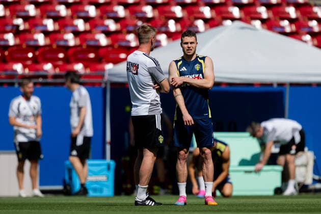 260617 Head coach Graham Potter and Gabriel Gudmundsson of the Swedish national football team at a training session during day 7 of the FIFA World Cup, WM, Weltmeisterschaft, Fussball 2026 on June 17, 2026 in Dallas. Photo: Petter Arvidson BILDBYRAN kod PA PA1238 fotboll football soccer fotball vm fotbolls-vm fotball-vm fotbolls-vm 2026 fifa world cup 2026 träning practice training sverige sweden sverige a day 7 bbeng