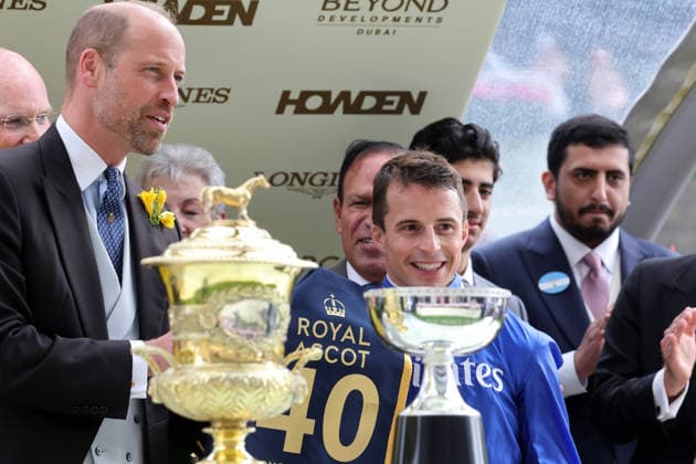 17.06.2026, Ascot, Windsor, GBR - HRH Prince William gives jockey William Buick a blanket after his 40th win at Royal Ascot. Ascot racecourse. (Jockey, Buick, Portrait, Portraet, Prinz William, Ehrung, Jubilaeum, Sieg, 40 Sieger, Royal Ascot Winner, Nummerndecke) 260617D591ROYAL_ASCOT.JPG