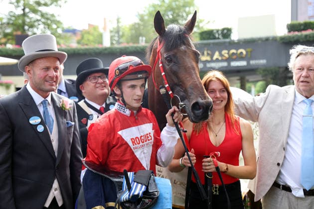 17.06.2026, Ascot, Windsor, GBR - Rogue Diplomat with Harry Davies and connection after winning the Royal Hunt Cup. Ascot racecourse. (Pferd, Jockey, Rogue Diplomat, Davies, Sieg) 260617D595ROYAL_ASCOT.JPG