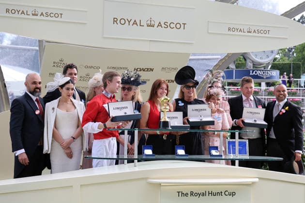 17.06.2026, Ascot, Windsor, GBR - Winners presentation: Rogue Diplomat with Harry Davies up wins the Royal Hunt Cup. Ascot racecourse. (Siegerehrung, Rogue Diplomat, Davies, Sieg) 260617D600ROYAL_ASCOT.JPG