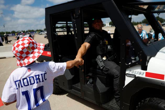 A Croatian supporter greets a policeman prior a 2026 World Cup soccer match between England and Croatia in Dallas, USA, 17 June 2026. England vs Croatia !ACHTUNG: NUR REDAKTIONELLE NUTZUNG!  Copyright: xMariscalx GRAF241 20260617-55020625533_1