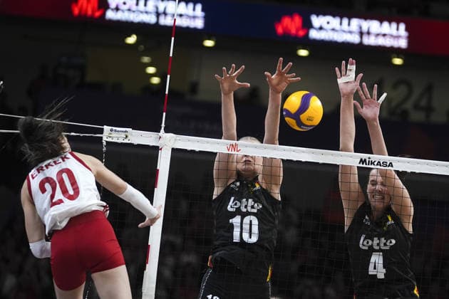 Turkiye v Belgium - FIVB Women s Volleyball Nations League ANKARA, TURKIYE - JUNE 17: Yaprak Erkek (20) of Turkiye in action against Nathalie Lemmens (4) and Pauline Martin (10) of Belgium during the 2026 FIVB Women s Volleyball Nations League match between Turkiye and Belgium at the Ankara Sports Hall, in Ankara, Turkiye, on June 17, 2026. Dilara Irem Sancar Anadolu Ankara Turkey. Editorial use only. Please get in touch for any other usage.  Copyright: x2026xAnadoluxDilaraxIremxSancarx