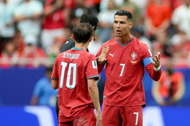 Bernardo Silva (Portugal), Referee Abdulrahman Al Jassim und Cristiano Ronaldo (Portugal) discuss during the FIFA World Cup, WM, Weltmeisterschaft, Fussball 2026 Group K match between Portugal and Congo DR at Houston Stadium on June 17, 2026 in Houston, United States. (Photo by Torbjorn Tande DeFodi Images) -