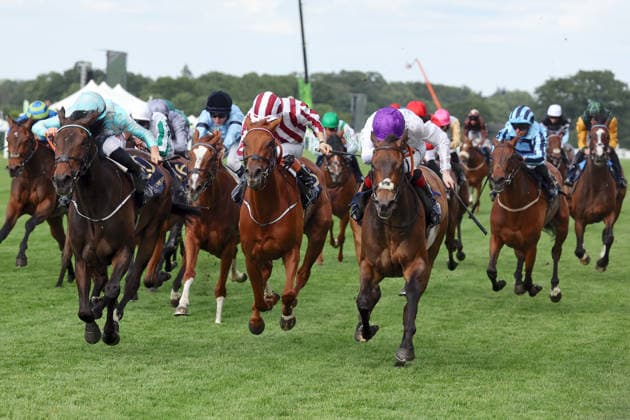17.06.2026, Ascot, Windsor, GBR - Alobayyah (left) with Tom Marquand up wins the Kensington Palace Stakes. Ascot racecourse. (Pferd, Jockey, Alobayyah, Marquand, Sieg, Ziel, Zielankunft) 260617D607ROYAL_ASCOT.JPG