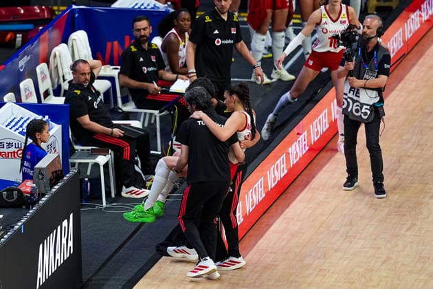 Turkiye v Belgium - FIVB Women s Volleyball Nations League??????? ANKARA, TURKIYE - JUNE 17: Yaprak Erkek (20) of Turkiye gets injured during 2026 FIVB Women s Volleyball Nations League match between Turkiye and Belgium at the Ankara Sports Hall, in Ankara, Turkiye, on June 17, 2026. Omer Taha Cetin Anadolu Ankara Turkey. Editorial use only. Please get in touch for any other usage.  Copyright: x2026xAnadoluxOmerxTahaxCetinx