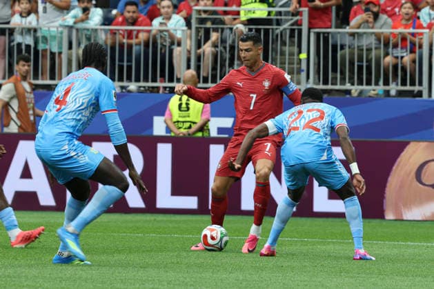 Portugal s Cristiano Ronaldo (C) fights for the ball with RD Congo s Chancel Mbemba (R) during a 2026 World Cup Group K soccer match between Portugal and the Democratic Republic of Congo, in Houston, Texas, USA, 17 June 2026 . Portugal vs Democratic Republic of Congo !ACHTUNG: NUR REDAKTIONELLE NUTZUNG!  Copyright: xCarlosxRamírezx GRAF257 20260617-55020625777_1