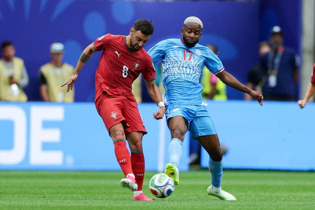 Bruno Fernandes (Portugal) und Cedric Bakambu (Congo DR) battle for the ball during the FIFA World Cup, WM, Weltmeisterschaft, Fussball 2026 Group K match between Portugal and Congo DR at Houston Stadium on June 17, 2026 in Houston, United States. (Photo by Torbjorn Tande DeFodi Images) -