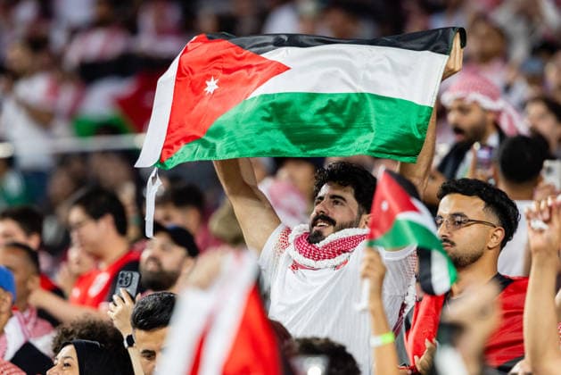 SANTA CLARA, CA - JUNE 16: A fan holds up a Jordan flag during the FIFA World Cup, WM, Weltmeisterschaft, Fussball 2026 Group J match between Austria and Jordan on June 16, 2026 at San Francisco Bay Area Stadium in Santa Clara, CA. (Photo by Matthew Huang Icon Sportswire) SOCCER: JUN 16 FIFA World Cup 26 Group J - Austria vs Jordan EDITORIAL USE ONLY Icon260616101