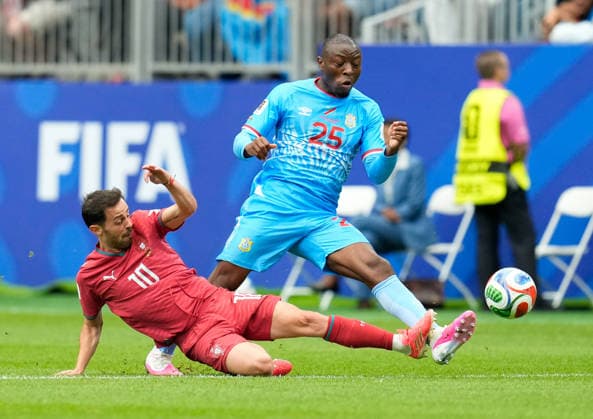 Bernardo Silva (Portugal, 10) geht im Zweikampf gegen Arthur Masuaku (DR Kongo, 26) zum Tackling. USA, FIFA Weltmeisterschaft, Portugal vs DR Kongo, Houston, 17.06.2026 USA, FIFA Weltmeisterschaft, Portugal vs DR Kongo, Houston, 17.06.2026 Houston