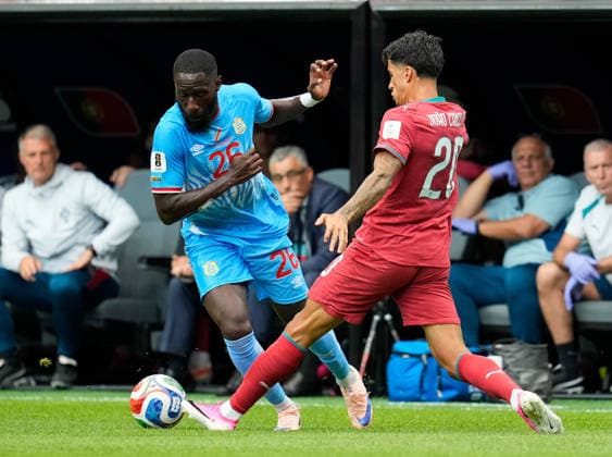 Arthur Masuaku (DR Kongo, 26) im Zweikampf mit Joao Cancelo (Portugal, 20) USA, FIFA Weltmeisterschaft, Portugal vs DR Kongo, Houston, 17.06.2026 USA, FIFA Weltmeisterschaft, Portugal vs DR Kongo, Houston, 17.06.2026 Houston