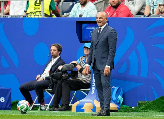 Roberto Martinez (Portugal, Cheftrainer) beobachtet. USA, FIFA Weltmeisterschaft, Portugal vs DR Kongo, Houston, 17.06.2026 USA, FIFA Weltmeisterschaft, Portugal vs DR Kongo, Houston, 17.06.2026 Houston