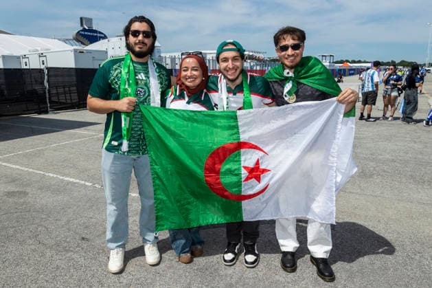 KANSAS CITY, MO - JUNE 16: Algeria fans pose with their country™s flag during the FIFA World Cup, WM, Weltmeisterschaft, Fussball 2026 Group J match between Argentina and Algeria on June 16, 2026 at the Kansas City Stadium in Kansas City, MO. (Photo by Nick Tre. Smith Icon Sportswire) SOCCER: JUN 16 FIFA World Cup 26 Group J - Argentina vs Algeria EDITORIAL USE ONLY Icon2606160073