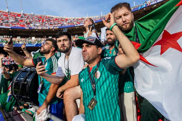 KANSAS CITY, MO - JUNE 16: Algeria fans cheer their time during the FIFA World Cup, WM, Weltmeisterschaft, Fussball 2026 Group J match between Argentina and Algeria on June 16, 2026 at the Kansas City Stadium in Kansas City, MO. (Photo by Nick Tre. Smith Icon Sportswire) SOCCER: JUN 16 FIFA World Cup 26 Group J - Argentina vs Algeria EDITORIAL USE ONLY Icon2606162561