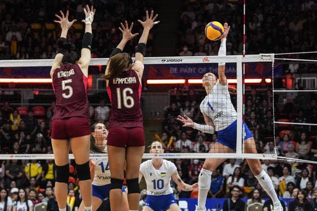 FIVB Women s Nations League 2026. Thatdao Nuekjang and Pimpichaya Kokram of Thailand and Oleksandra Milenko of Ukraine in action during the FIVB Women s Volleyball Nations League match between Thailand and Ukraine in Bangkok, Thailand, on June 17, 2026. Bangkok Bangkok Thailand  Copyright: xAnusakxLaowilasx originalFilename:laowilas-notitle260617_npabd.jpg