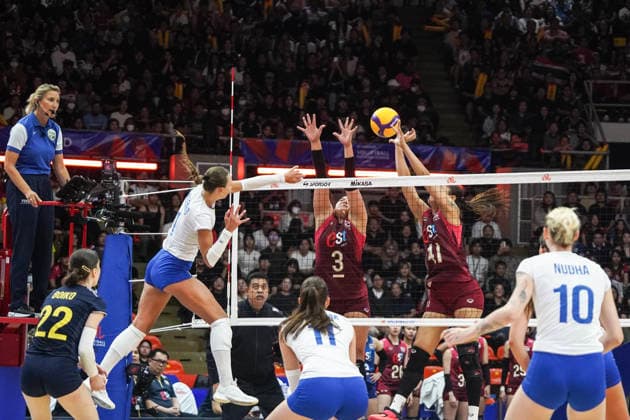 FIVB Women s Nations League 2026. Oleksandra Milenko of Ukraine and Pornpun Guedpard and Kaewkalaya Kamulthala of Thailand in action during the FIVB Women s Volleyball Nations League match between Thailand and Ukraine in Bangkok, Thailand, on June 17, 2026. Bangkok Bangkok Thailand  Copyright: xAnusakxLaowilasx originalFilename:laowilas-notitle260617_npOnh.jpg