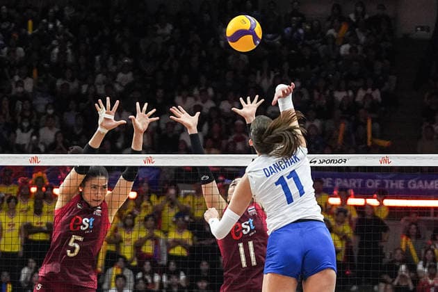 FIVB Women s Nations League 2026. Viktoriia Danchak of Ukraine, and Thatdao Nuekjang and Sasipapron Janthawisut of Thailand, in action during the FIVB Women s Volleyball Nations League match between Thailand and Ukraine in Bangkok, Thailand, on June 17, 2026. Bangkok Bangkok Thailand  Copyright: xAnusakxLaowilasx originalFilename:laowilas-notitle260617_npqki.jpg