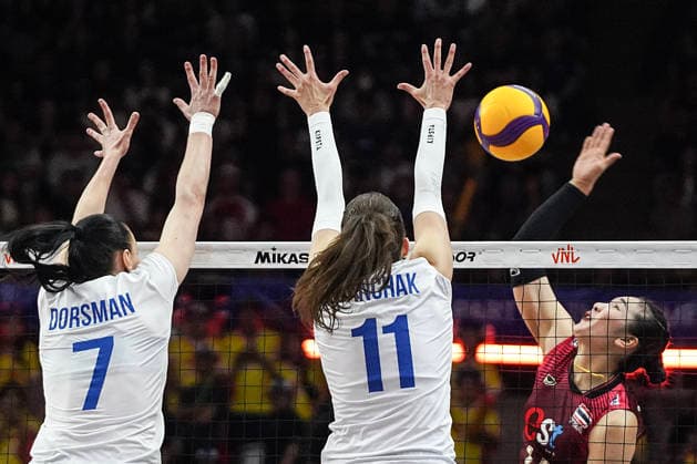 FIVB Women s Nations League 2026. Svitlana Dorsman and Viktoriia Danchak of Ukraine and Sasipapron Janthawisut of Thailand in action during the FIVB Women s Volleyball Nations League match between Thailand and Ukraine in Bangkok, Thailand, on June 17, 2026. Bangkok Bangkok Thailand  Copyright: xAnusakxLaowilasx originalFilename:laowilas-notitle260617_npn9e.jpg