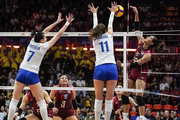 FIVB Women s Nations League 2026. Svitlana Dorsman and Viktoriia Danchak of Ukraine and Ajcharaporn Kongyot of Thailand in action during the FIVB Women s Volleyball Nations League match between Thailand and Ukraine in Bangkok, Thailand, on June 17, 2026. Bangkok Bangkok Thailand  Copyright: xAnusakxLaowilasx originalFilename:laowilas-notitle260617_npUxa.jpg