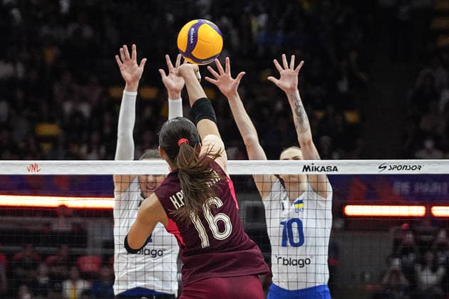 FIVB Women s Nations League 2026. Pimpichaya Kokram of Thailand and Valeriia Nudha of Ukraine in action during the FIVB Women s Volleyball Nations League match between Thailand and Ukraine in Bangkok, Thailand, on June 17, 2026. Bangkok Bangkok Thailand  Copyright: xAnusakxLaowilasx originalFilename:laowilas-notitle260617_npcR8.jpg