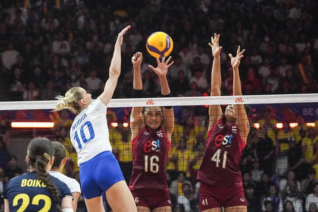 FIVB Women s Nations League 2026. Valeriia Nudha of Ukraine and Pimpichaya Kokram and Kaewkalaya Kamulthala of Thailand in action during the FIVB Women s Volleyball Nations League match between Thailand and Ukraine in Bangkok, Thailand, on June 17, 2026. Bangkok Bangkok Thailand  Copyright: xAnusakxLaowilasx originalFilename:laowilas-notitle260617_npt7K.jpg