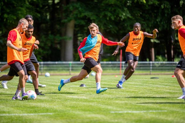 Theo Harz (mi.) kennt den Verein noch aus der Vorsaison. Er ist einer von fünf übrig gebliebenen Spielern GER, Fussball, Regionalliga Nordost, Trainingsauftakt Saison 2026-2027, Greifswalder FC