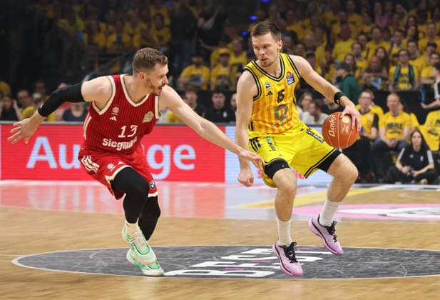 Andreas Obst, Martin Hermannsson am Ball Zweikampf Spielszene Aktion Basketball BBL Bundesliga Herren Play Off Finale 3.Spiel Saison 2025 2026 17.06.2026 ALBA Berlin vs. Bayern München