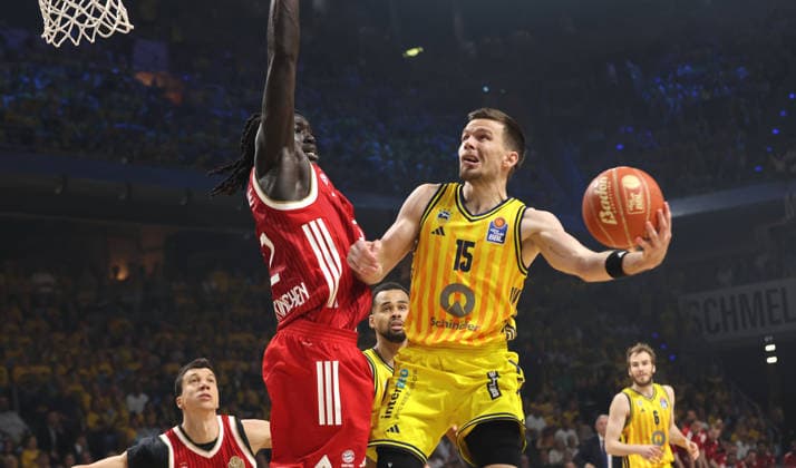 Wenyen Gabriel, Martin Hermannsson am Ball Zweikampf Spielszene Aktion Basketball BBL Bundesliga Herren Play Off Finale 3.Spiel Saison 2025 2026 17.06.2026 ALBA Berlin vs. Bayern München