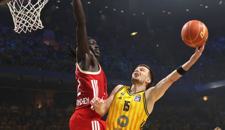 Wenyen Gabriel, Martin Hermannsson am Ball Zweikampf Spielszene Aktion Basketball BBL Bundesliga Herren Play Off Finale 3.Spiel Saison 2025 2026 17.06.2026 ALBA Berlin vs. Bayern München