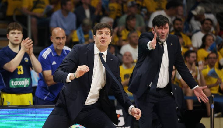 Trainer Pedro Calles feuert an, Co Trainer Sebastian Trzcionka Aktion Oberkörper Basketball BBL Bundesliga Herren Play Off Finale 3.Spiel Saison 2025 2026 17.06.2026 ALBA Berlin vs. Bayern München